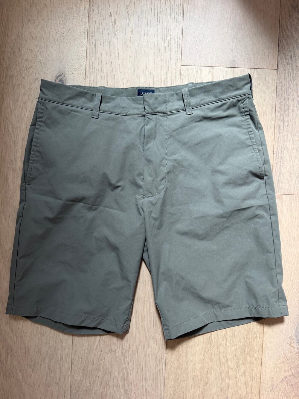 J.Crew Men's Tech Shorts Olive Green Size 31 / 9”
Inseam